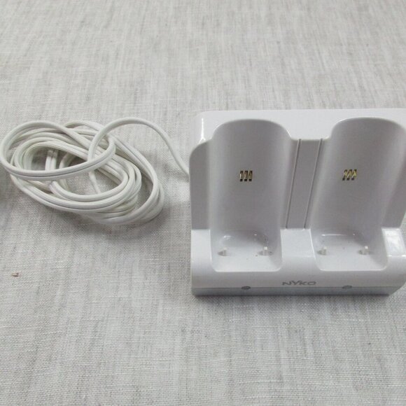 Nyko Nintendo Wii Controllers Video Game Rechargeable Batteries & Docks Station - Picture 4 of 6